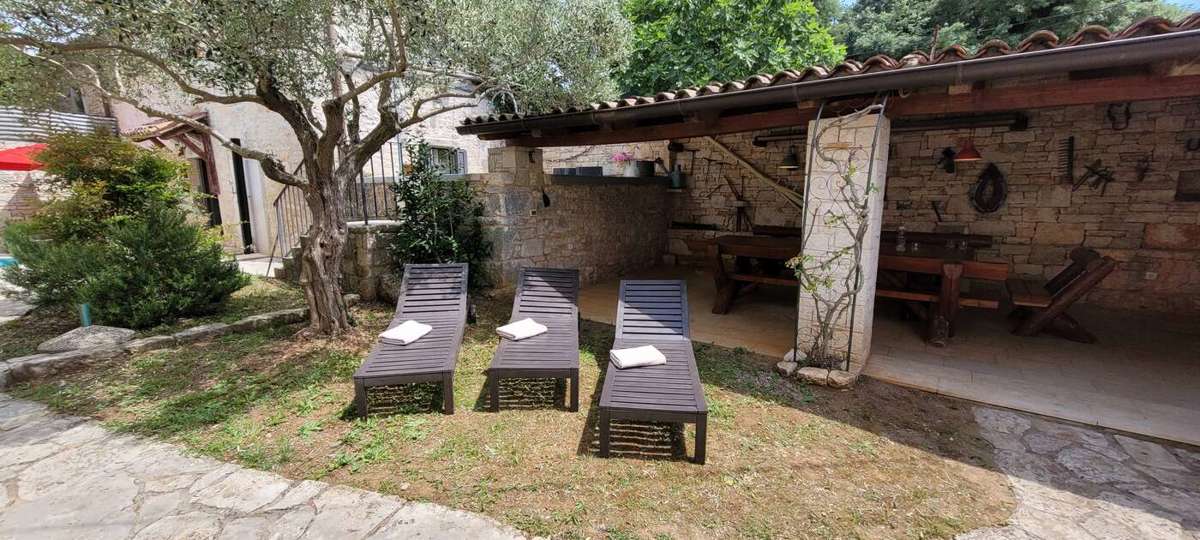 Tenuta con due case in pietra e piscina